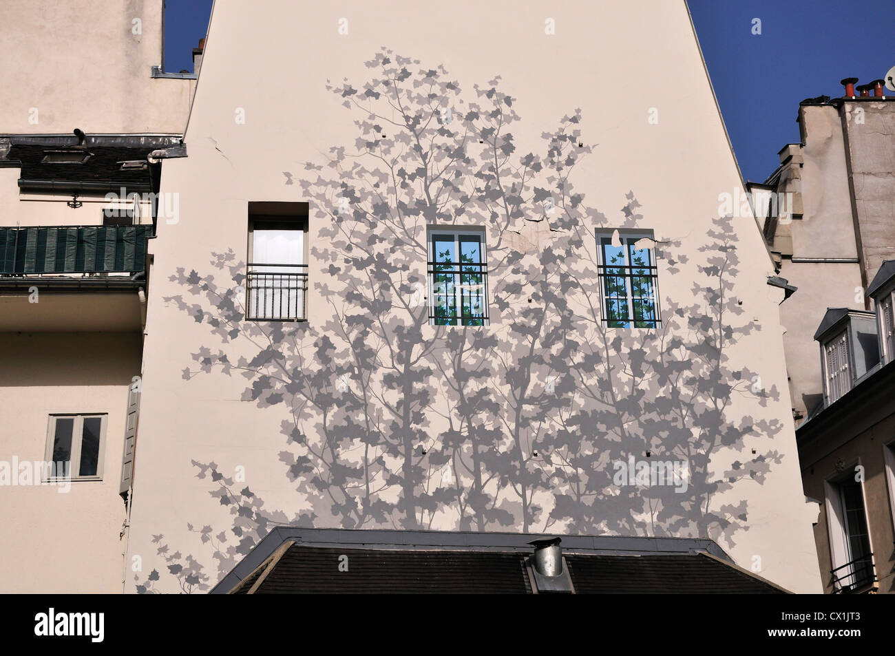 Paris, Frankreich. Trompe l ' oeil Windows und Baum Schatten in Place St-Michel Stockfoto