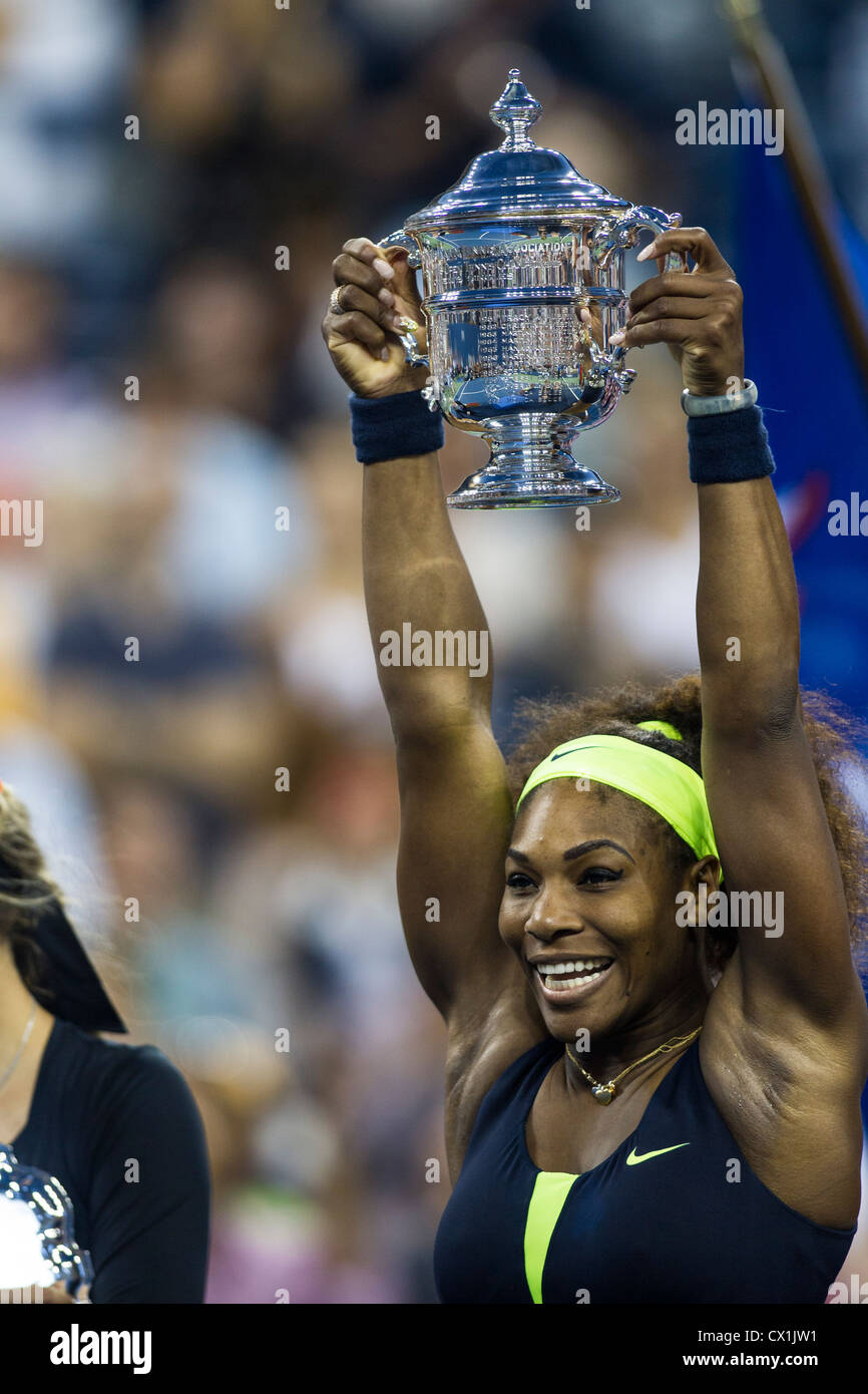 Serena Williams (USA) halten die Meisterschale nach dem Gewinn der Frauen Finale bei der 2012 US Open Tennis Stockfoto