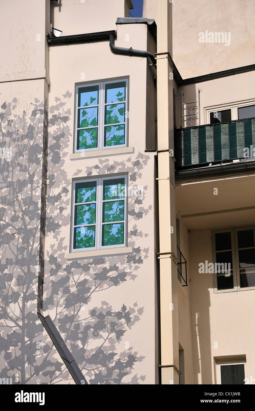 Paris, Frankreich. Trompe l ' oeil Windows und Baum Schatten in Place St-Michel Stockfoto
