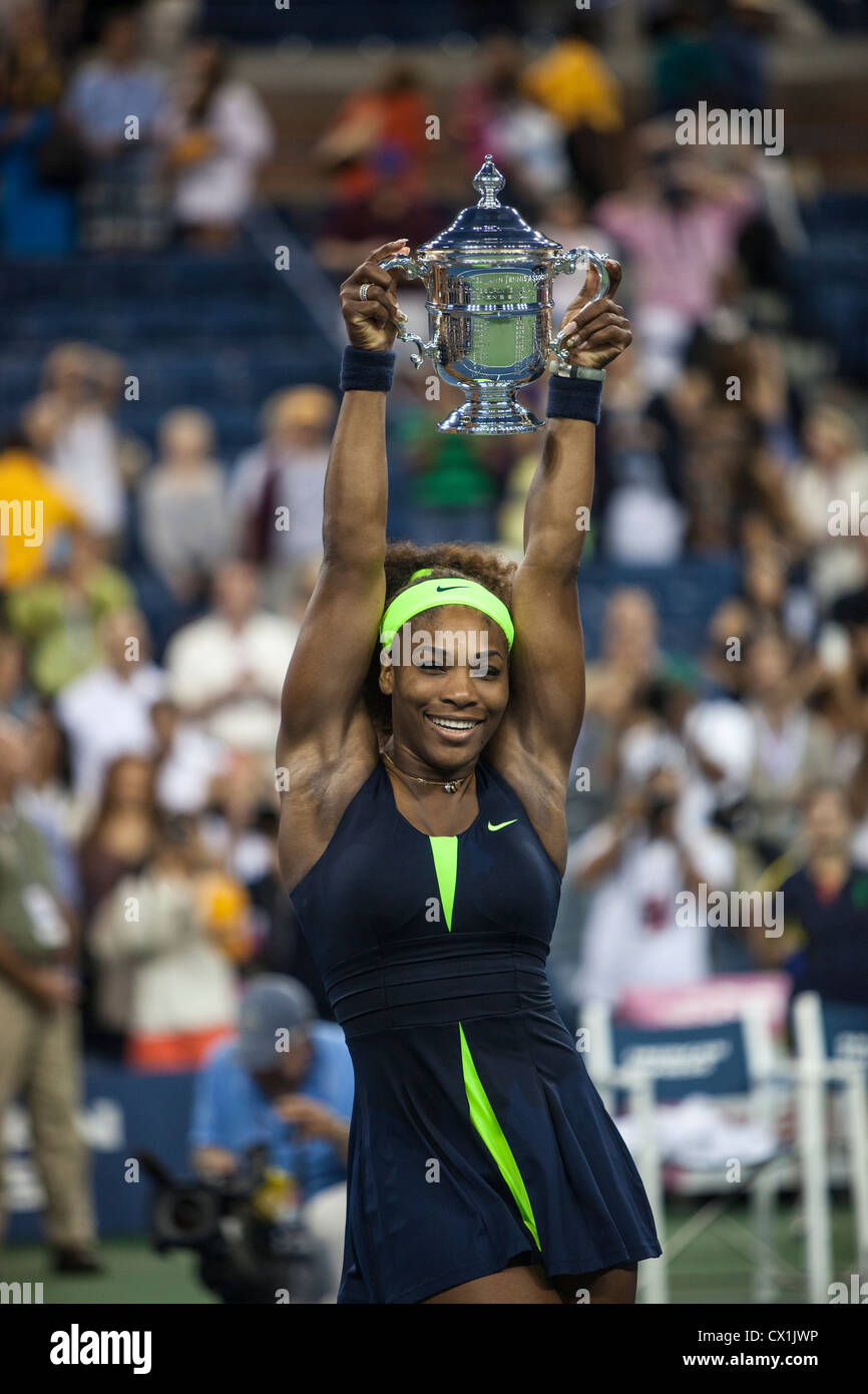 Serena Williams (USA) halten die Meisterschale nach dem Gewinn der Frauen Finale bei der 2012 US Open Tennis Stockfoto