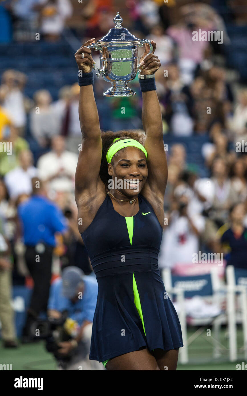 Serena Williams (USA) halten die Meisterschale nach dem Gewinn der Frauen Finale bei der 2012 US Open Tennis Stockfoto