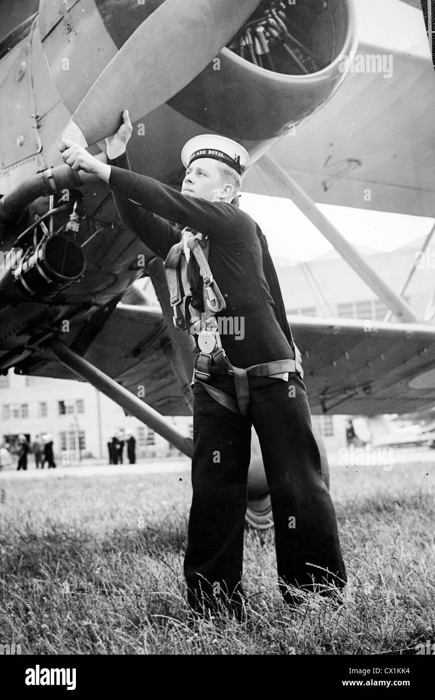 Royal Navy Flieger von WW11 Vorbereitung Schwertfisch Flugzeuge für den Flug Stockfoto