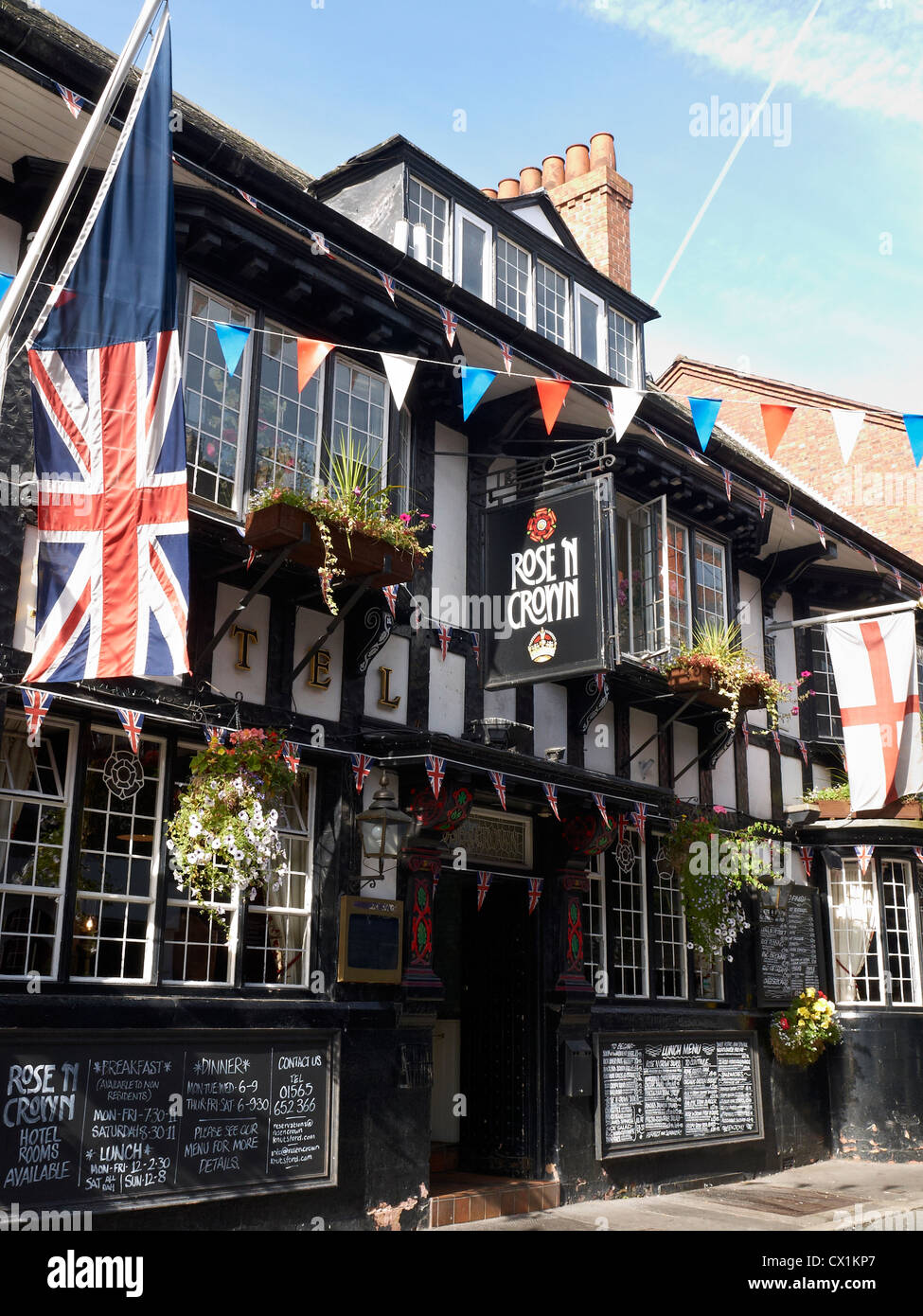 Knutsford Roses Die rose und crown pub -Fotos und -Bildmaterial in hoher Auflösung – Alamy