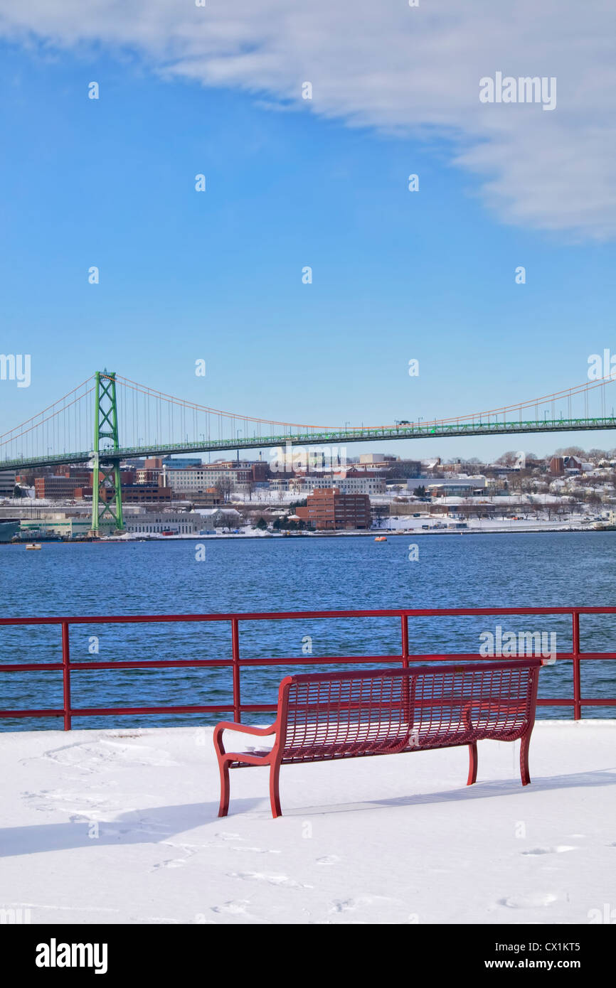 Ein Blick auf die Angus L MacDonald Brücke zwischen Halifax und Dartmouth, Nova Scotia, Kanada von Dartmouth im Winter gesehen. Stockfoto