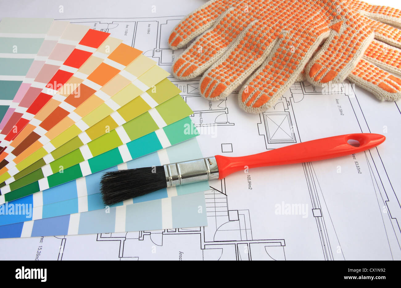Wegweiser zur Farbe, einen Pinsel und Handschuhe mit einen Hausplan auf Hintergrund Stockfoto