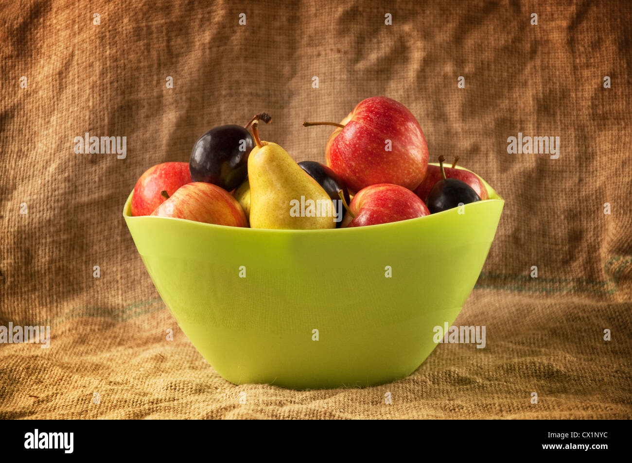 Alte Tisch voll mit verschiedenen Herbst Obst: Apfel, Birne und Pflaume Stockfoto