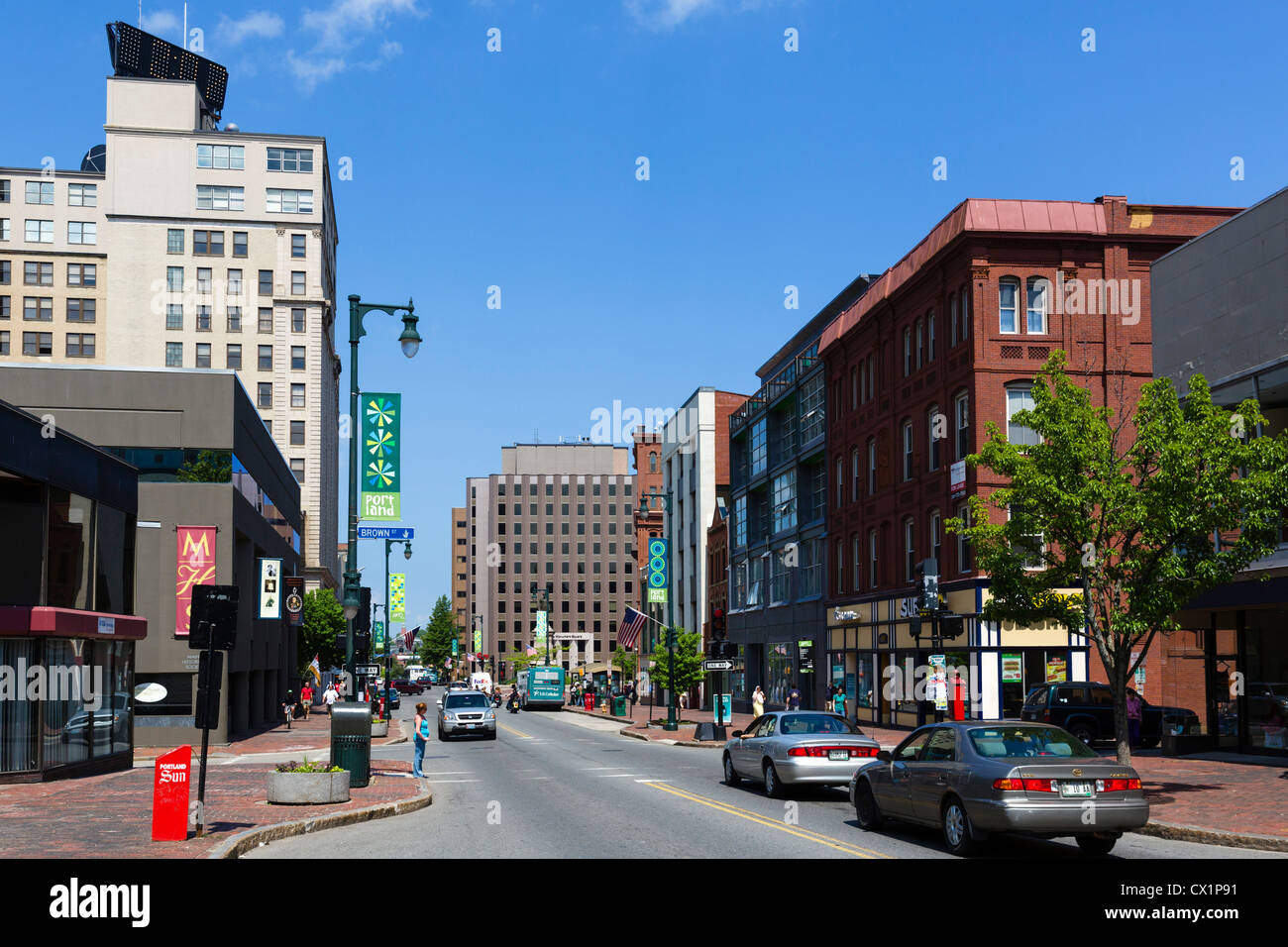 Sehen Sie die Congress Street Richtung Monument Square in der Innenstadt von Portland, Maine, USA Stockfoto