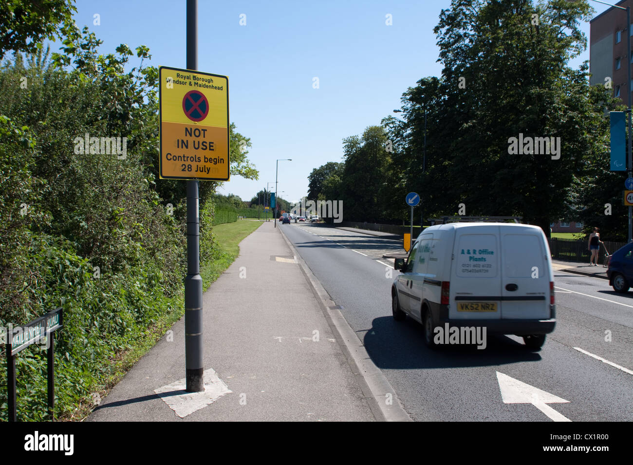 Ein van eine Einschränkung des Olympischen Parkplatz vorbei unterzeichnen in Windsor, Berkshire Stockfoto