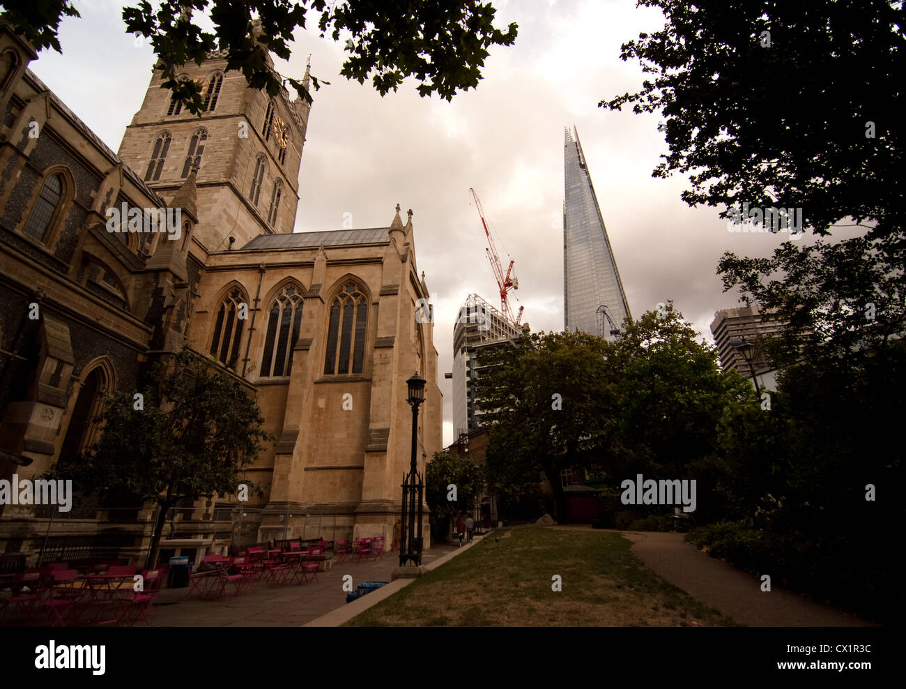 ein Blick auf die Scherbe ist ein Wolkenkratzer aus der Begründung der Southwark Cathedral London Bridge. Stockfoto