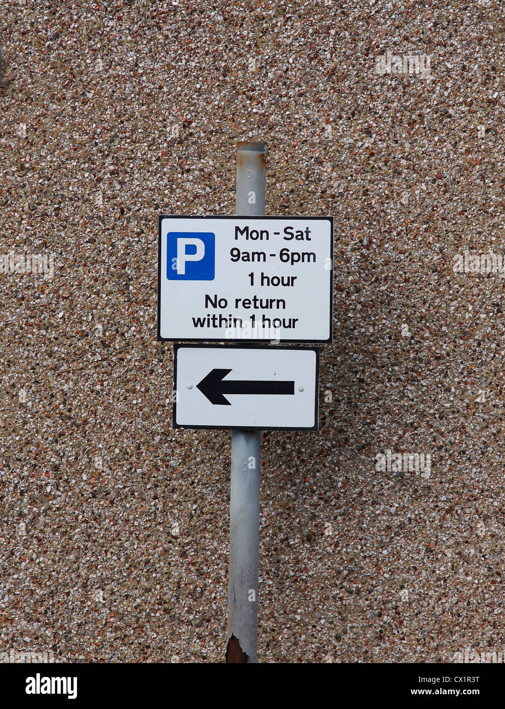 Parkplatz Einschränkung Zeichen und Pfeil Stockfoto