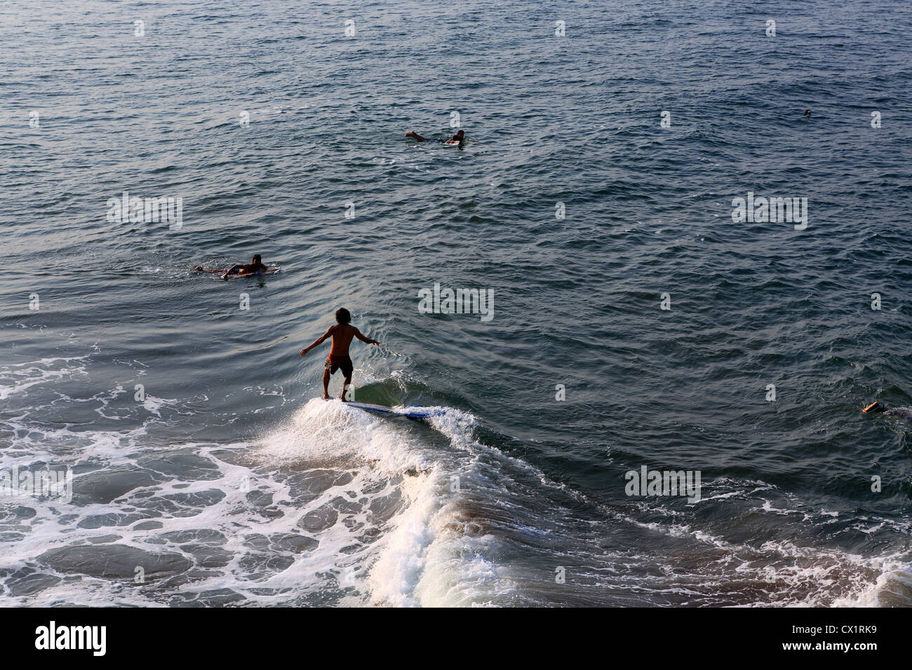 Lokalen Surfer hängen-Ten Punkt Pause Welle surfen, auf einem Longboard bei Batu Karas in West-Java. Stockfoto