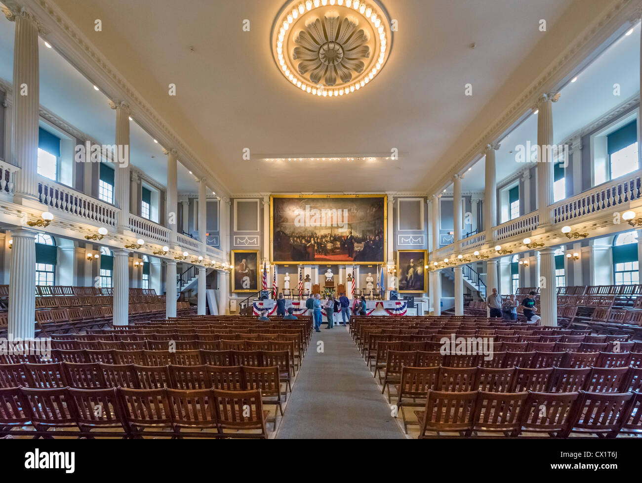 Innere des historischen Sitzungssaal im Faneuil Hall, Boston, Massachusetts, USA Stockfoto