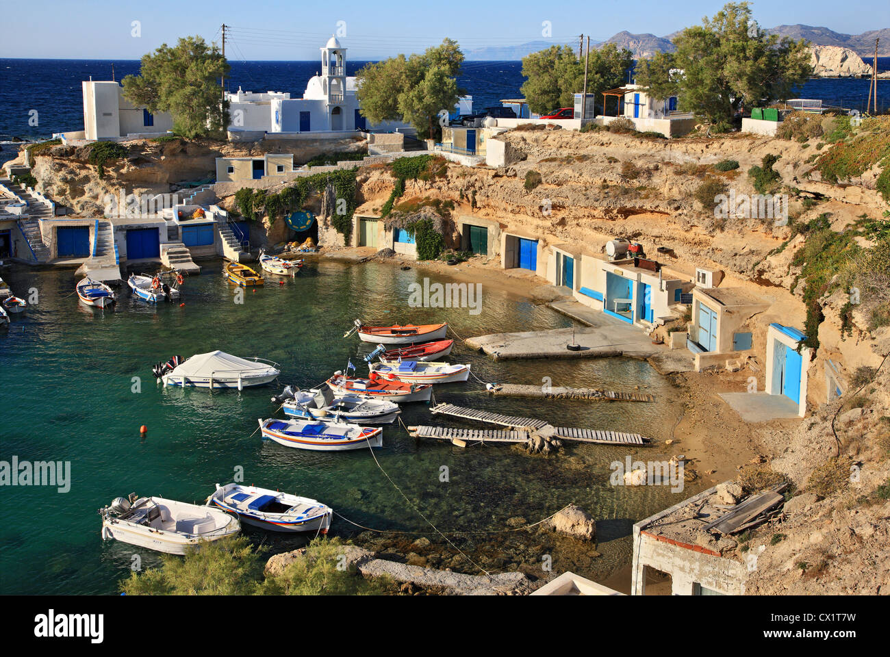 Mandrakia, eines der schönsten Dörfer am Meer mit "Syrmata" in Insel Milos, Griechenland Stockfoto