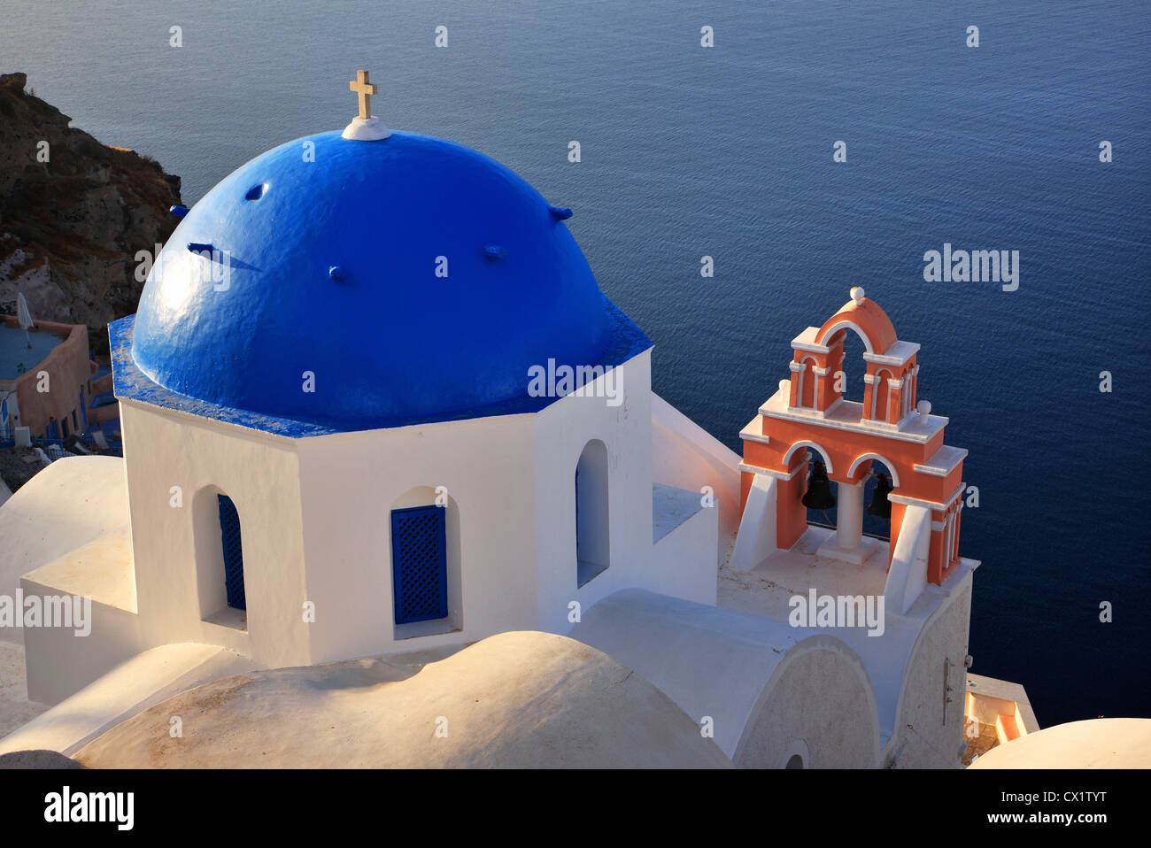 Eine schöne Kirche Kuppel und Bell tower in Oia, direkt über der Caldera des Vulkans. Santorin, Kykladen, Griechenland Stockfoto