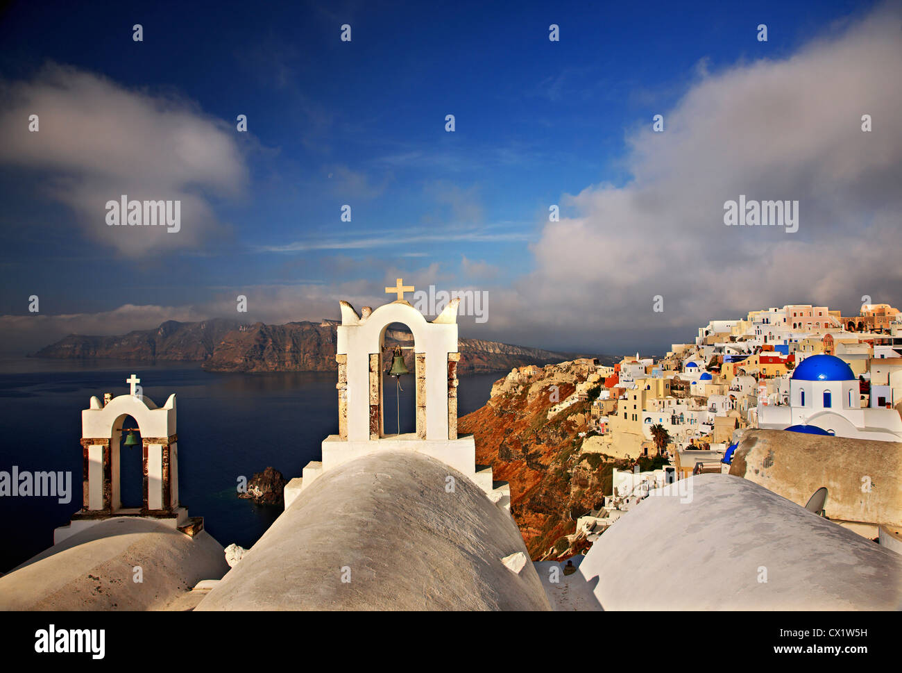 Santorin, Griechenland. Teilansicht des schönen und bunten Dorf Oia, die schönsten der Insel Stockfoto