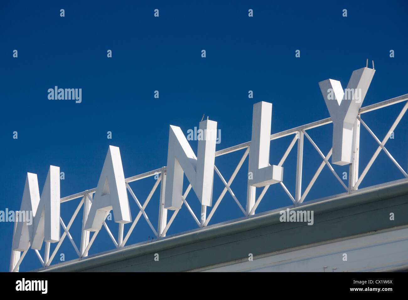 Manly Wharf Art Deco Schild weiß auf blauem Himmelshintergrund Manly Sydney New South Wales (NSW) Australien Stockfoto