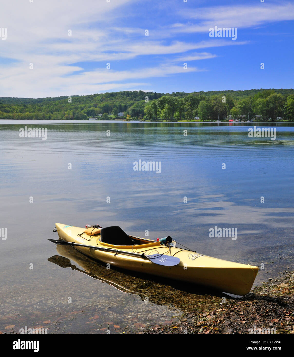 Kajak am Ufer am Rand des Swartswood Lake, New Jersey Stockfoto