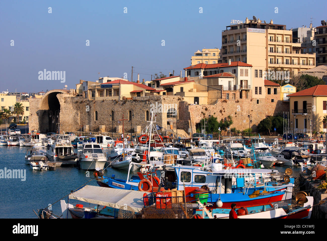 Die venezianischen Werften auf den alten Hafen von Heraklion, Kreta, Griechenland Stockfoto