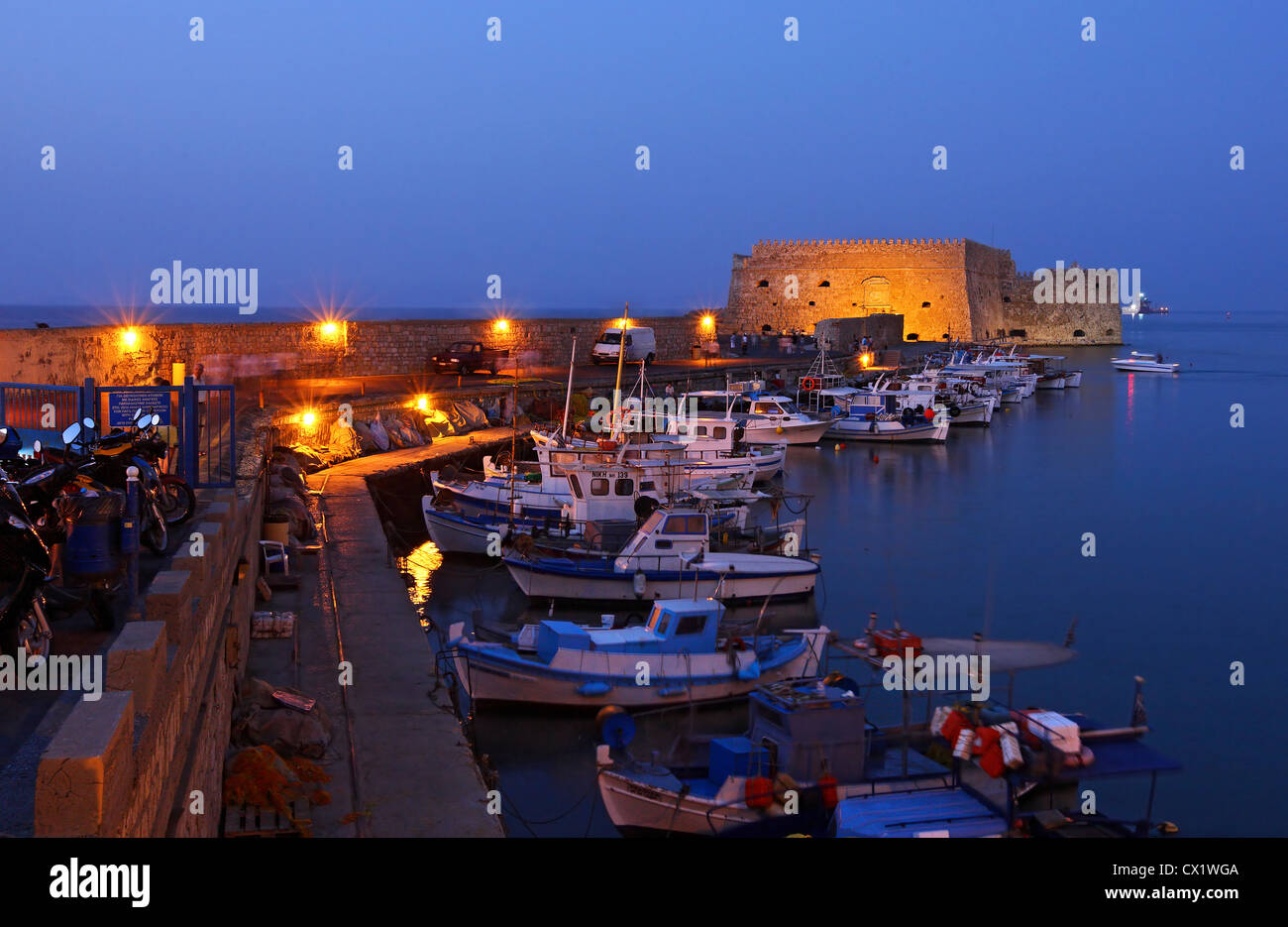 Nachtansicht des alten venezianischen Hafen von Heraklion, Kreta, Griechenland. Im Hintergrund sehen Sie das Schloss Kule. Kreta, Griechenland. Stockfoto