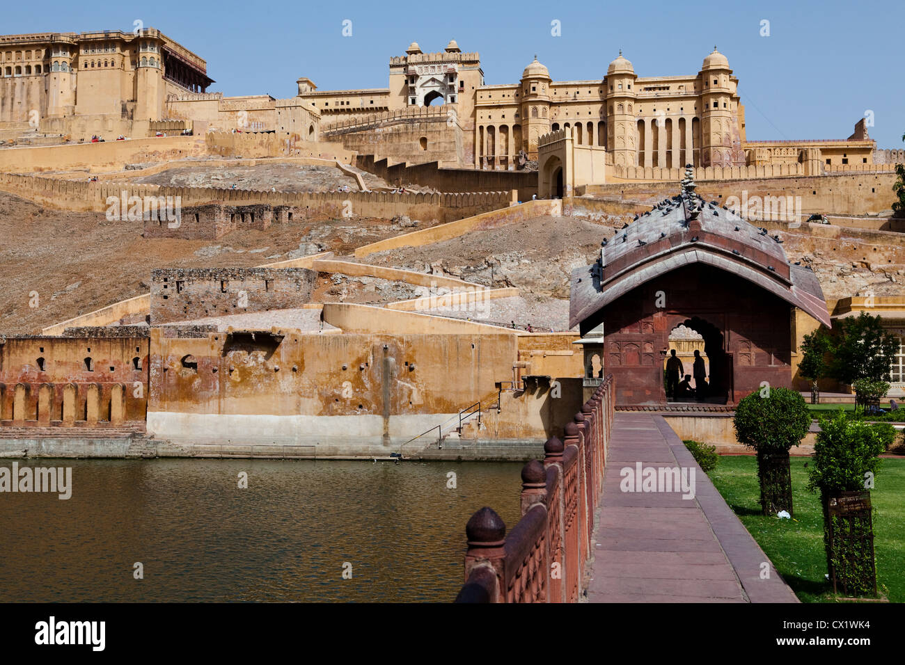 Eingang zum Amer Fort von der Seite des Maota-Sees Stockfoto
