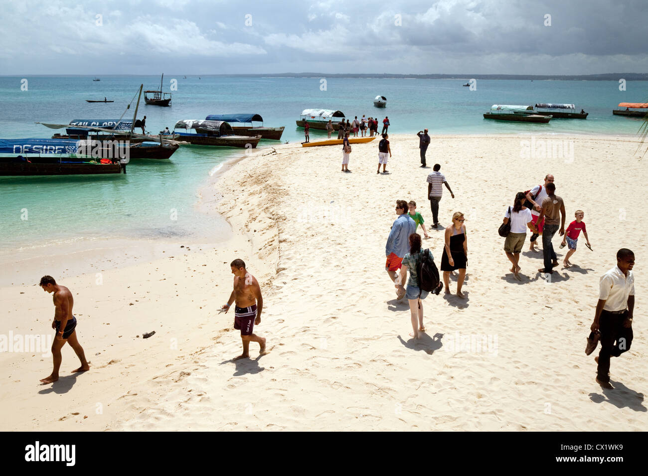 Afrika-Strand; Touristen, die mit dem Boot am Strand ankommen, Prison Island (Changuu), Sansibar Africa Stockfoto