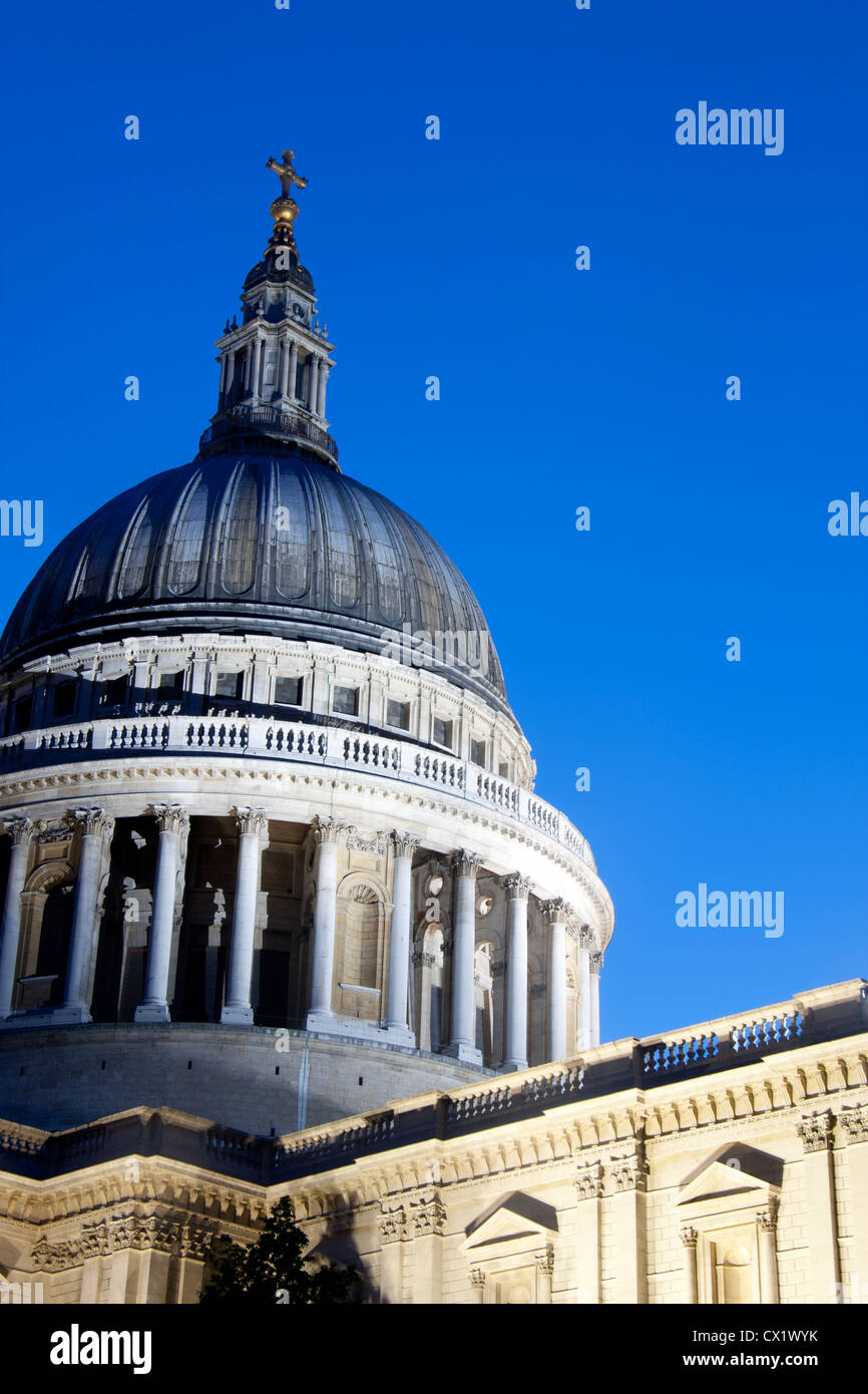 Kuppel der St. Pauls-Kathedrale in der Dämmerung / Nacht London England UK Stockfoto