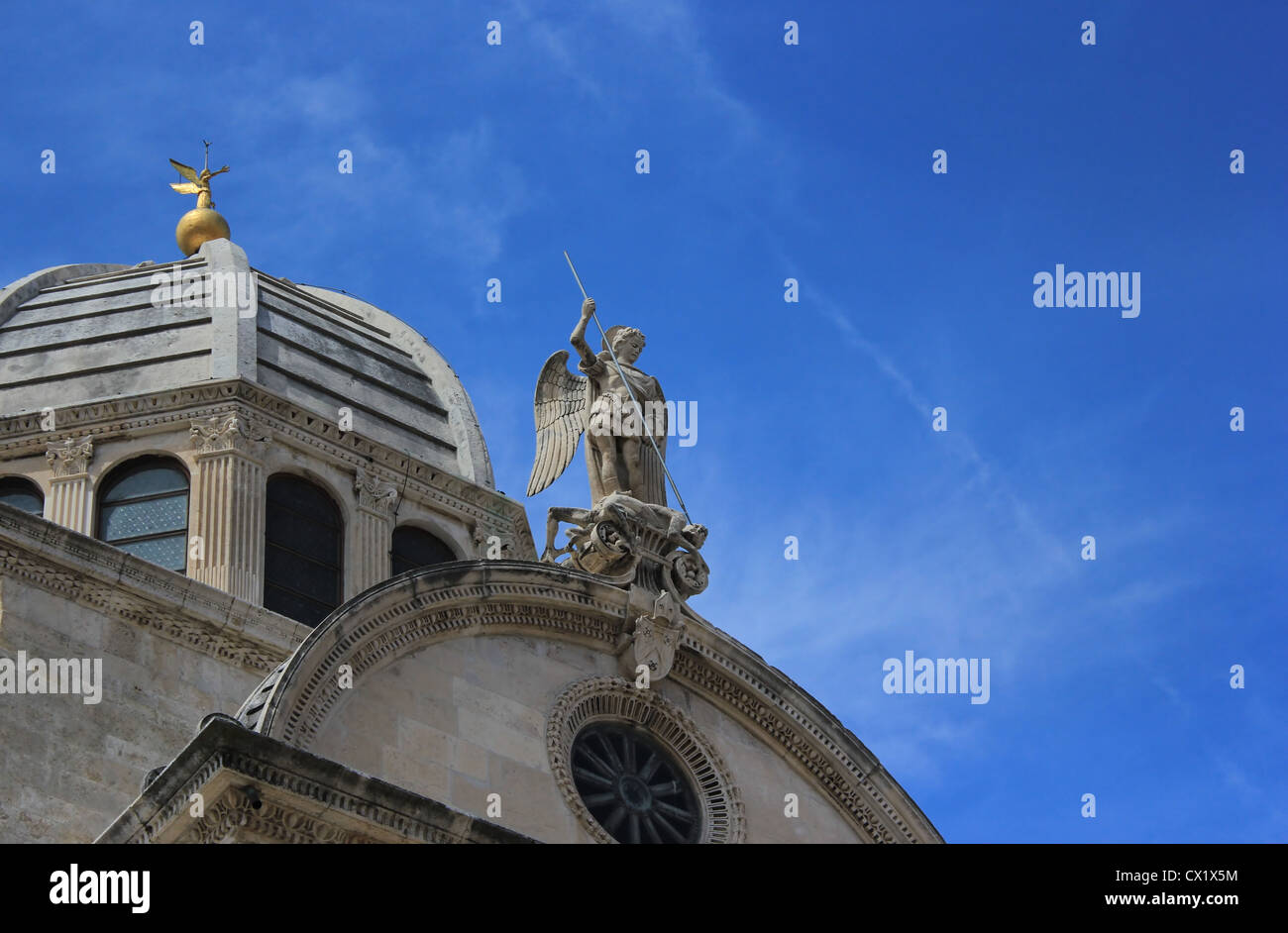 Kuppel und Skulptur des Heiligen Michael von der Sibenik Kathedrale, Kroatien - UNESCO-Welterbe Stockfoto