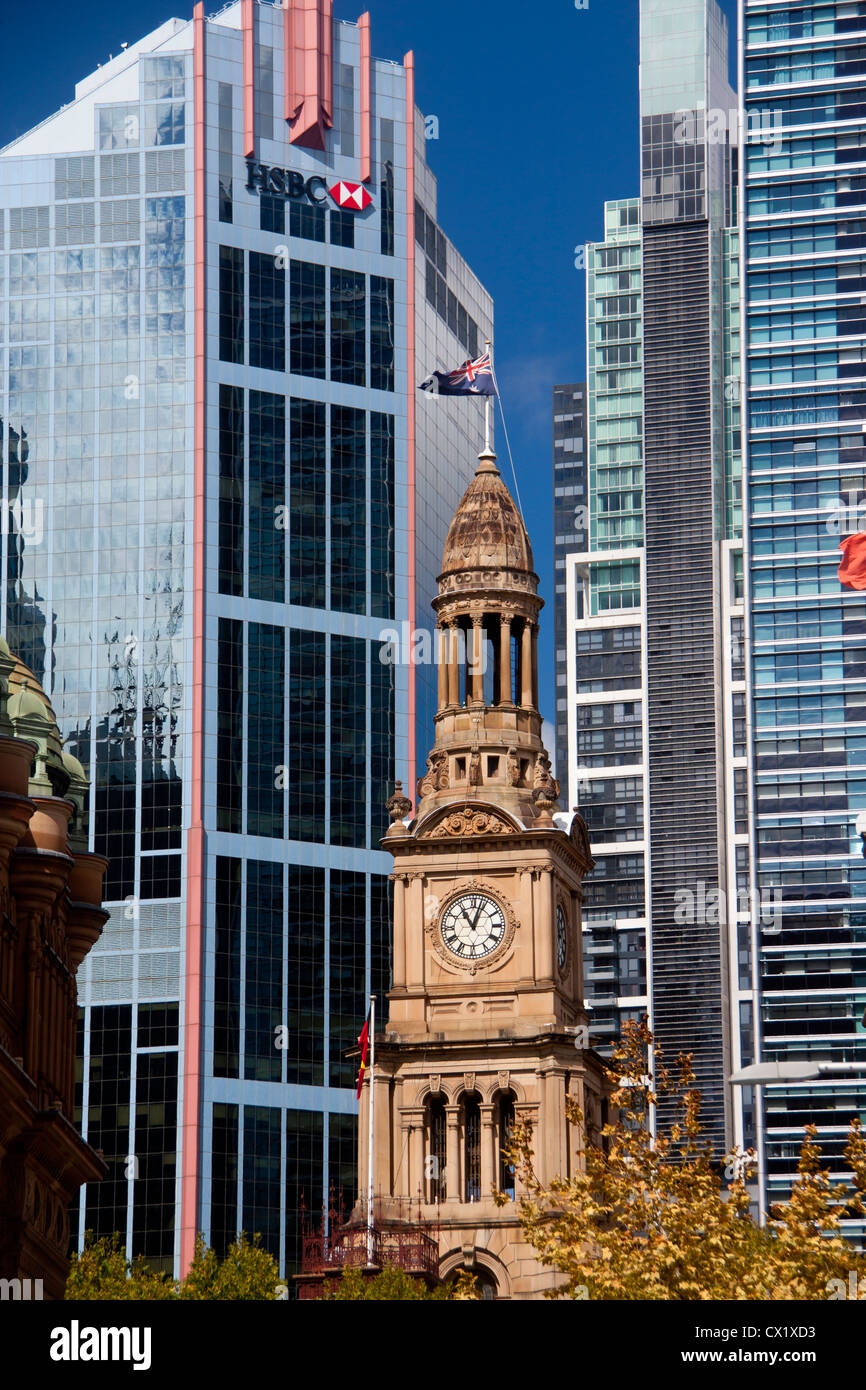 Sydney Town Hall Tower Architektur des 19. Jahrhunderts umgeben von modernen Bürogebäuden Wolkenkratzer CBD Sydney NSW Australia Stockfoto