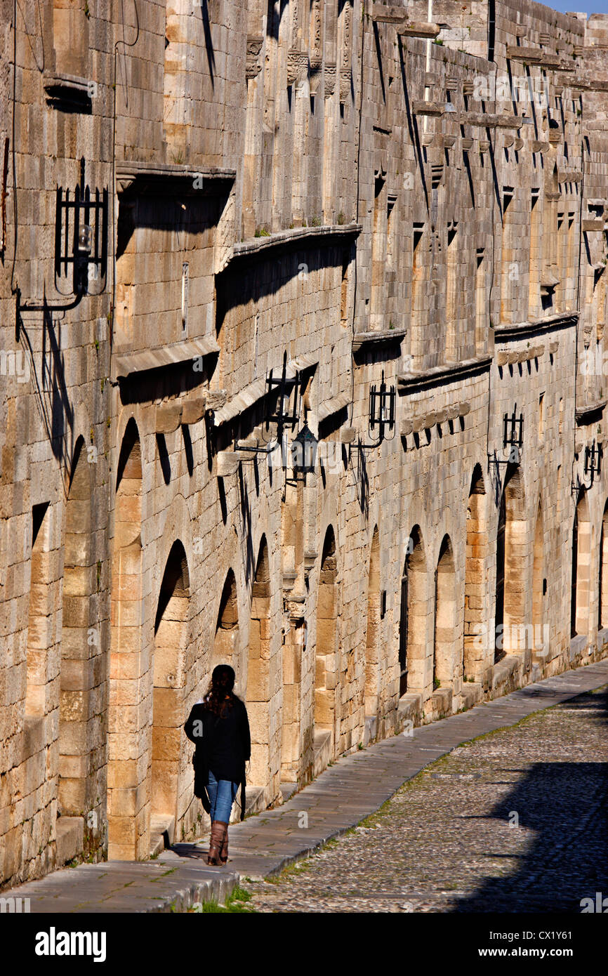 Einsame Frau, die zu Fuß in der berühmten Avenue der Ritter in die Ritter-Viertel, in der mittelalterlichen Stadt von Rhodos, Griechenland Stockfoto