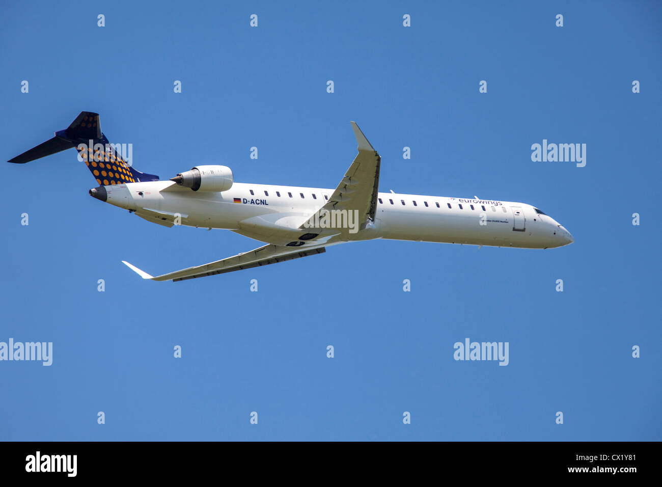 Passagierjet startendes Form Düsseldorf International Airport. Eurowings, Lufthansa Regional, Bombardier CRJ-900 NG, Stockfoto