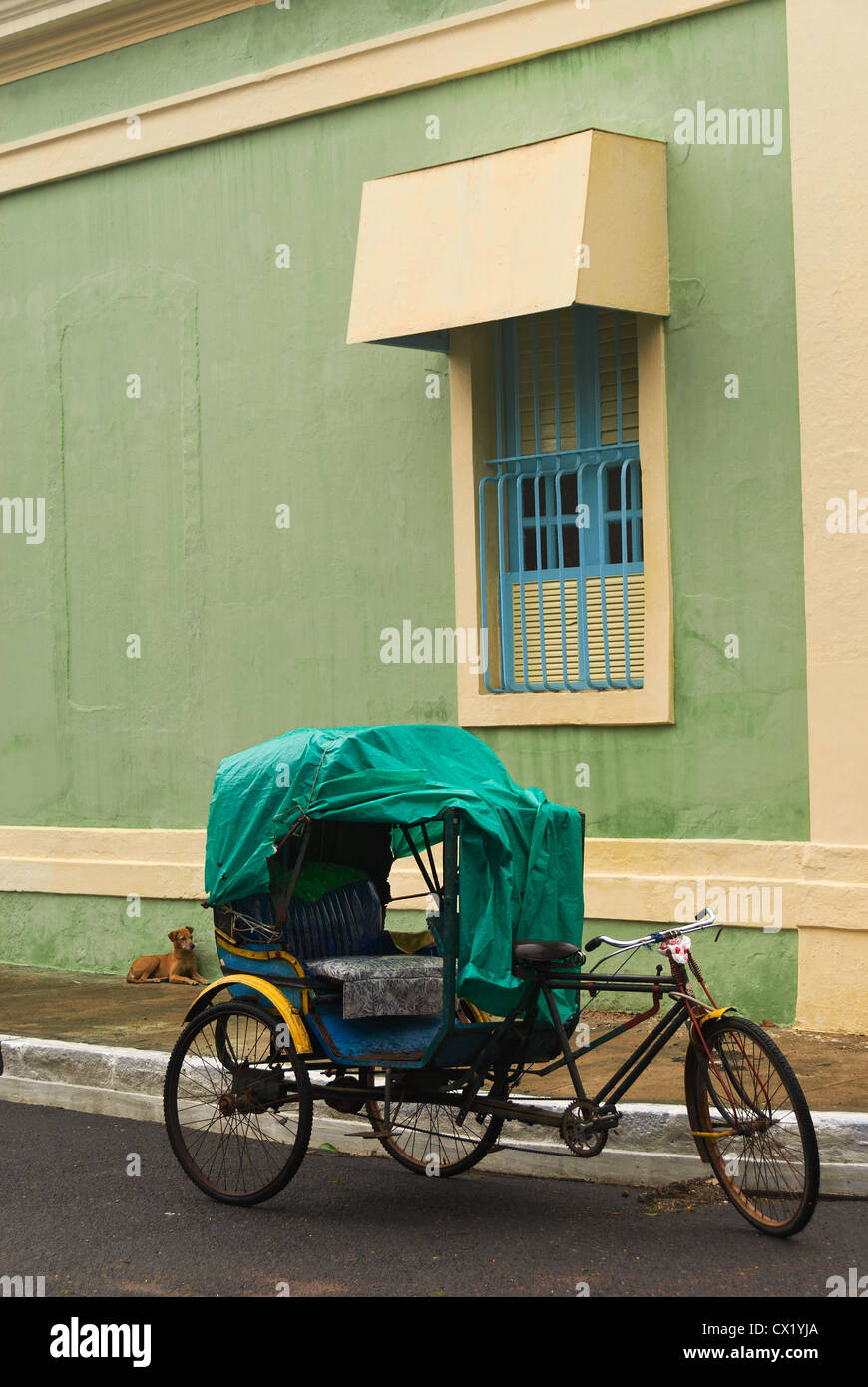 Elk201-4471v Indien, Tamil Nadu, Pondicherry, French Quarter, Straßenszene mit Fahrradrikscha Stockfoto