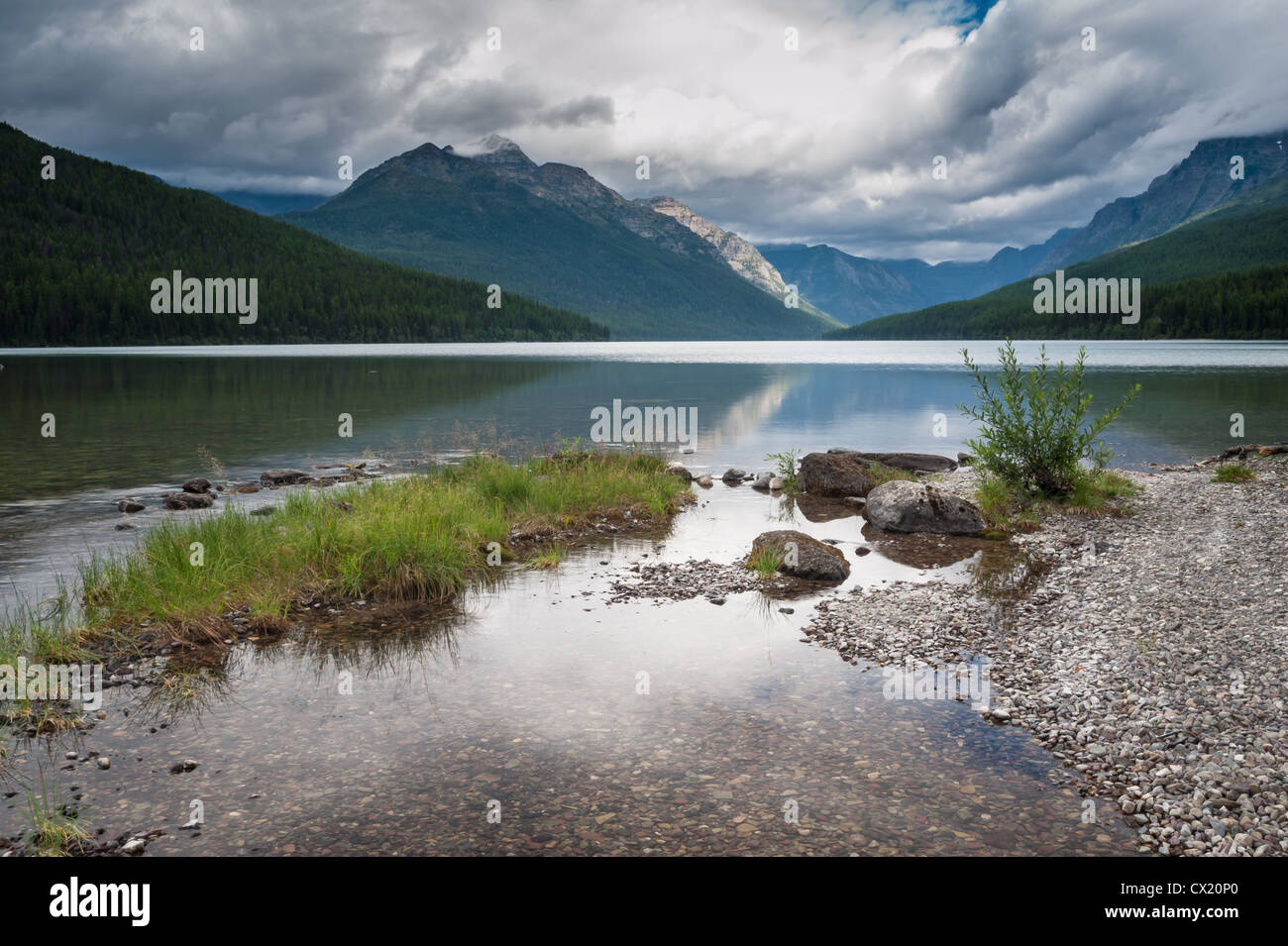 Wolken spiegeln sich in das Wasser des Bowman See im Glacier National Park, Montana. Stockfoto