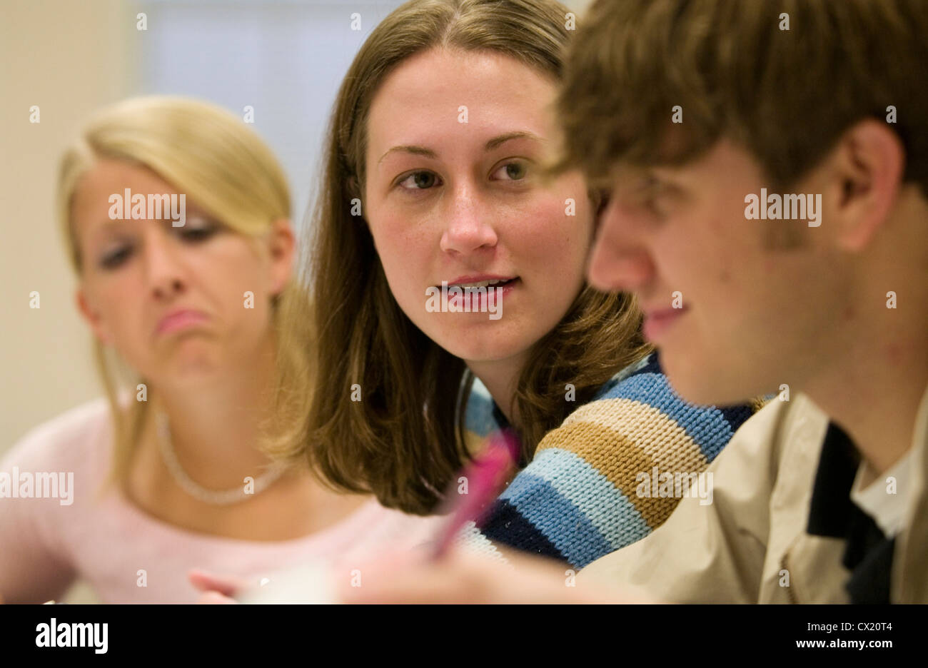 Männliche und weibliche Schüler arbeiten zusammen in einem Klassenzimmer. Stockfoto