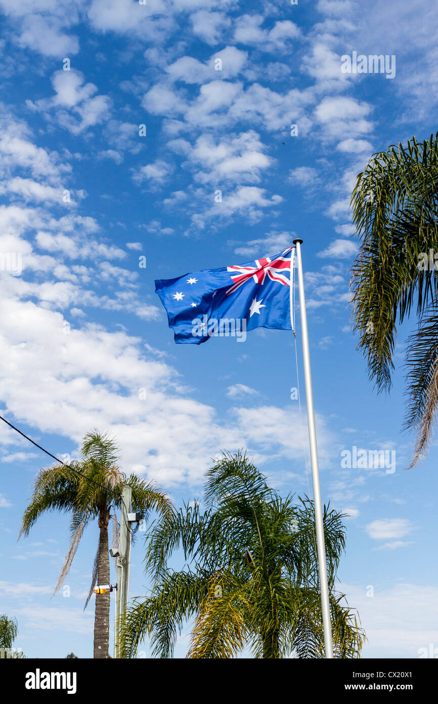 Australische Flagge bei The Big Pineapple, eine touristische Attraktion an der Sunshine Coast in Queensland, Australien. Stockfoto