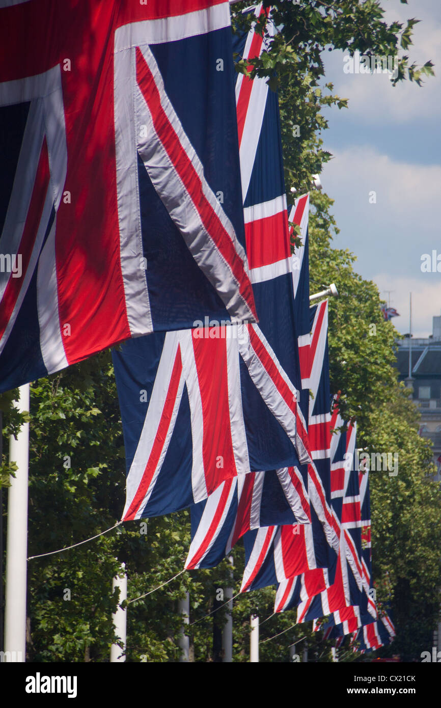Zeile des Union Jacks die Flagge des Vereinigten Königreichs Großbritannien und Nordirland Mall London England UK Stockfoto