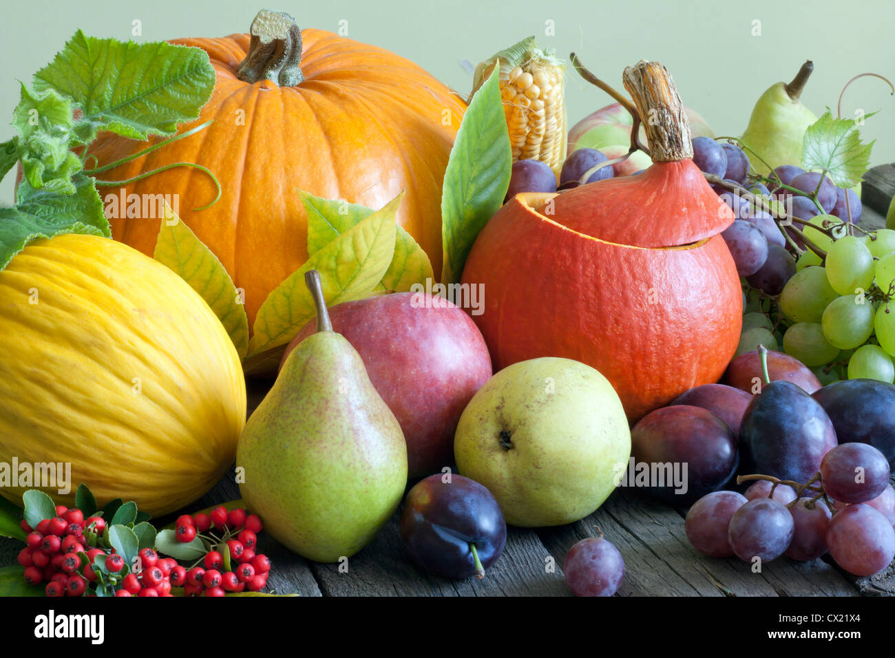 Gemüse und Früchte im Herbst-Stilleben Stockfoto