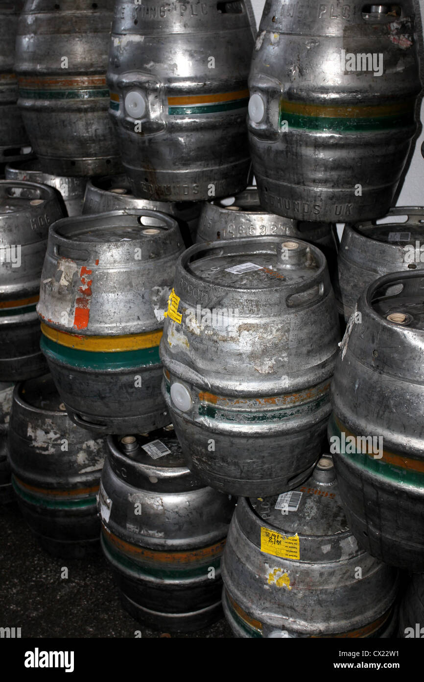 Stapel von leeren Bierfässern vor einem Pub in Brighton, East Sussex, UK. Stockfoto