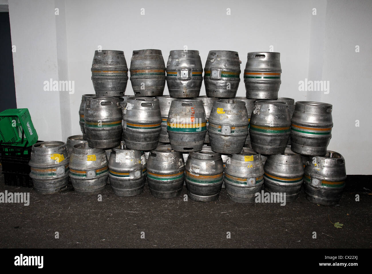 Stapel von leeren Bierfässern vor einem Pub in Brighton, East Sussex, UK. Stockfoto