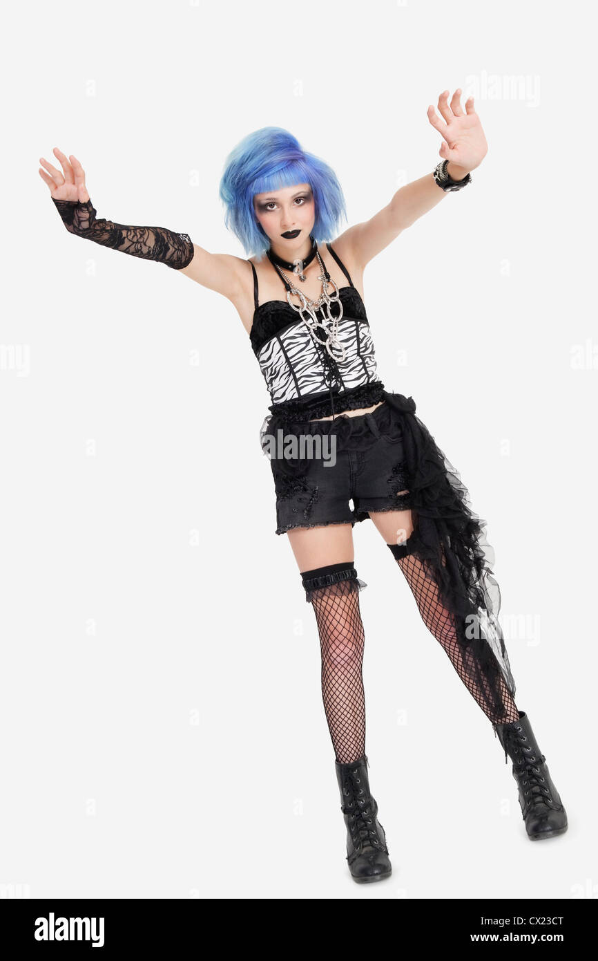 Porträt der jungen weiblichen Punk-Hand gestikulieren auf grauem Hintergrund Stockfoto