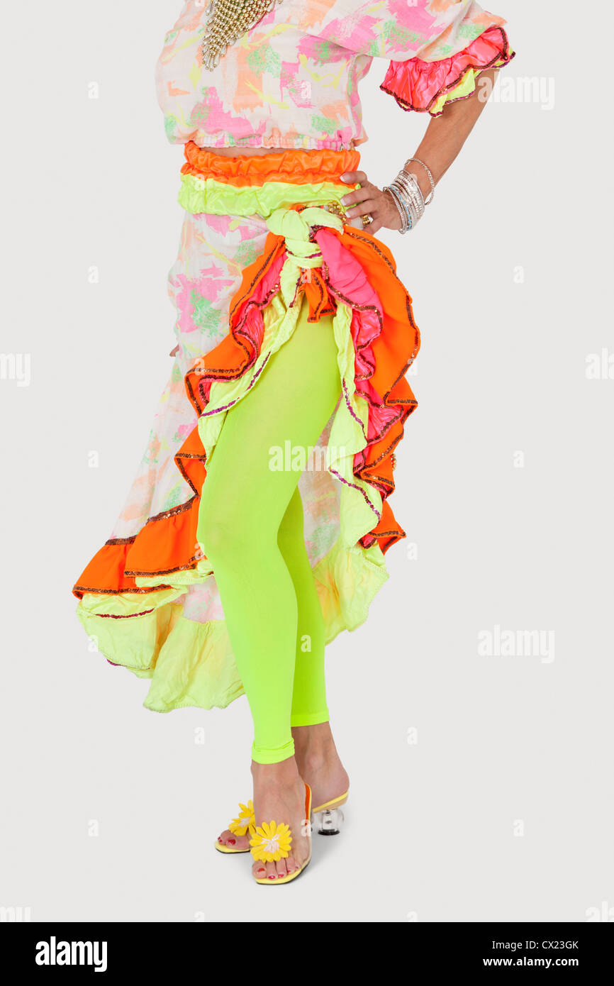 Niedrige Teil der Frau im brasilianischen Outfit mit Hand auf Hüfte über grauen Hintergrund Stockfoto