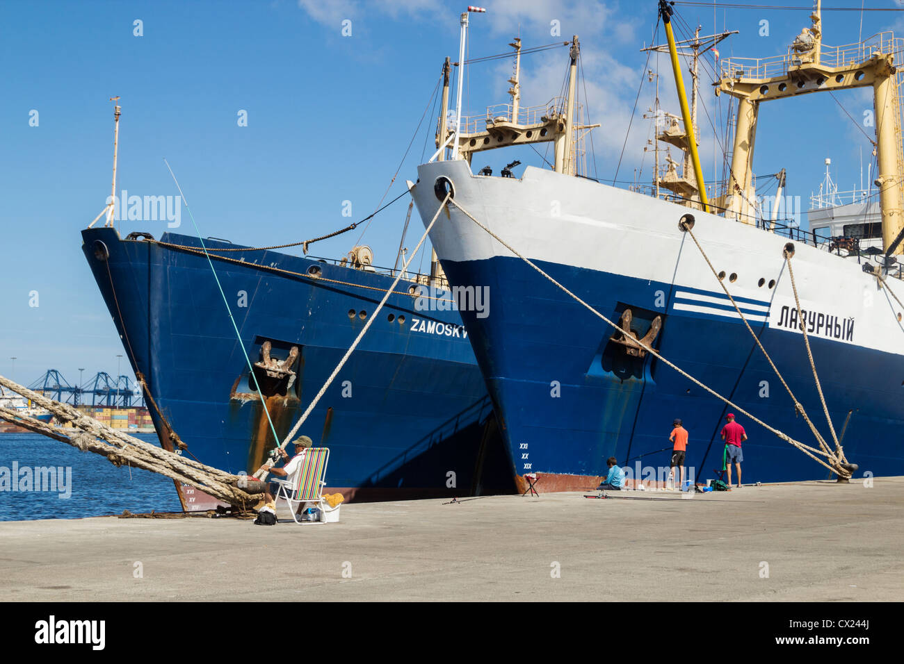 Menschen, die Angeln in der Nähe von russischen Fischtrawler in Puerto De La Luz, Las Palmas, Gran Canaria Stockfoto