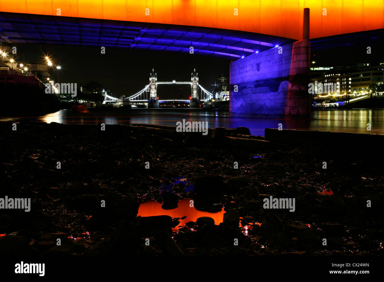 London Bridge und der Tower Bridge beleuchtet bis London 2012 als Teil der Dazzle feiern: Brücke Beleuchtung Projekt, London, UK Stockfoto