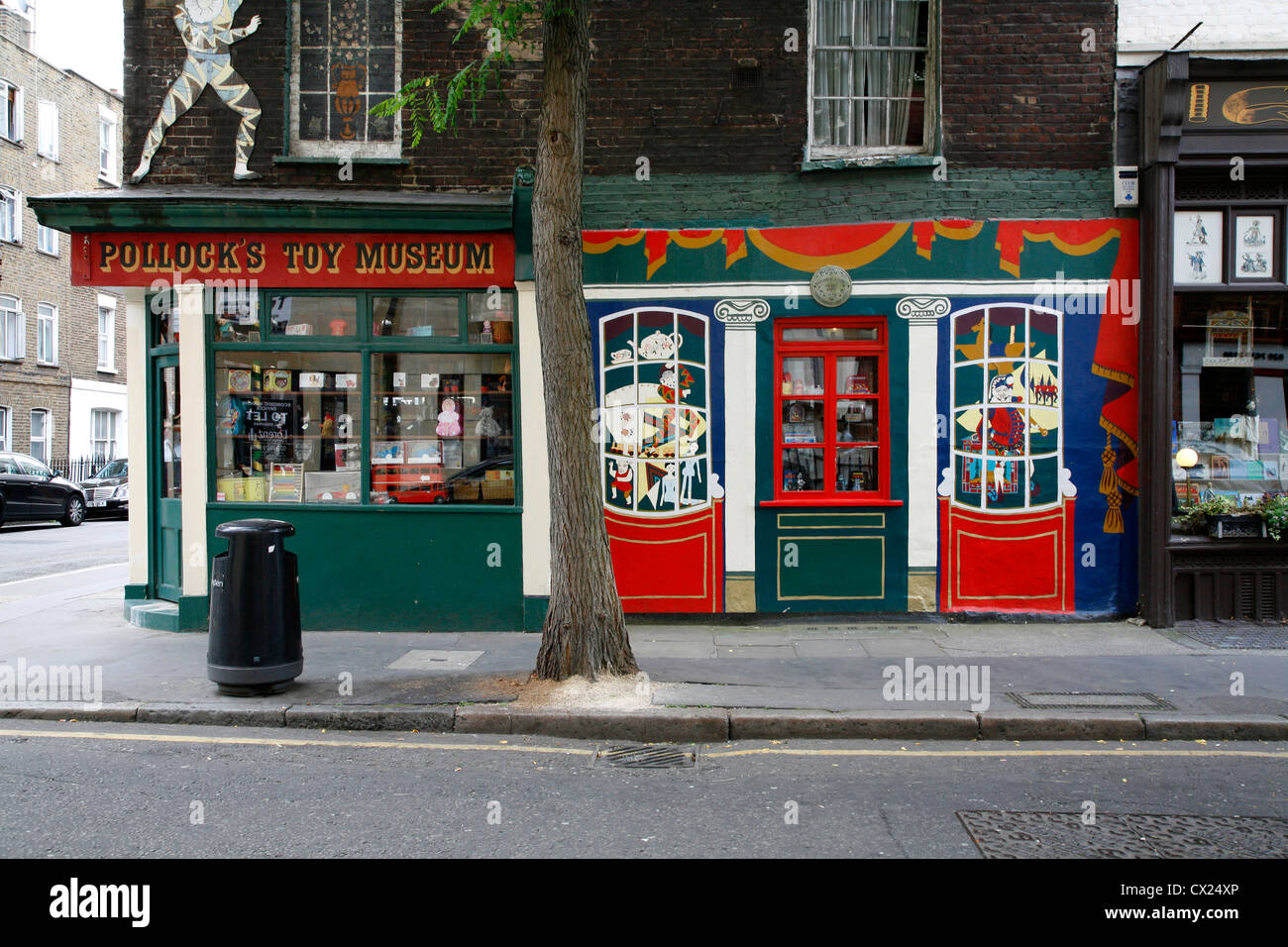 Pollocks Toy Museum an der Ecke Whitfield Street / Scala Street, Fitzrovia, London, UK Stockfoto
