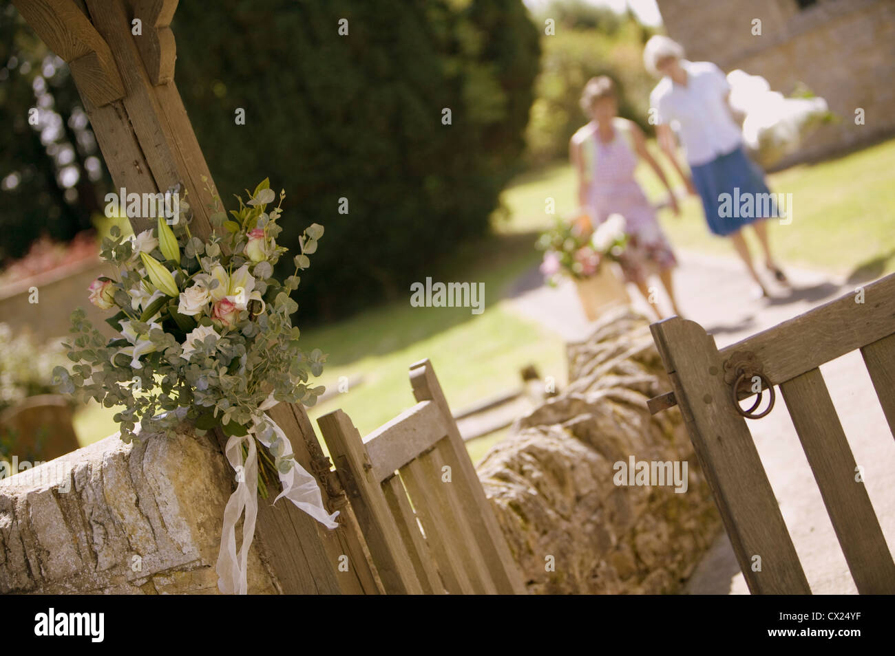 Blumen an der Kirche für eine Hochzeit, Kent, England, UK Stockfoto Blumen an der Kirche für eine Hochzeit, Kent, England, UK Stockfoto
