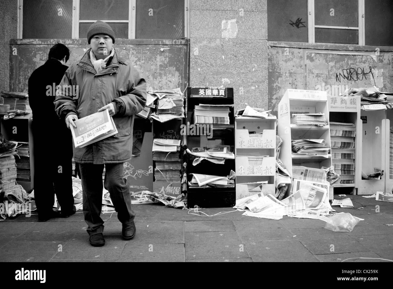 Chinesischer Mann mit Zeitungen, London, Kent, England, UK Stockfoto