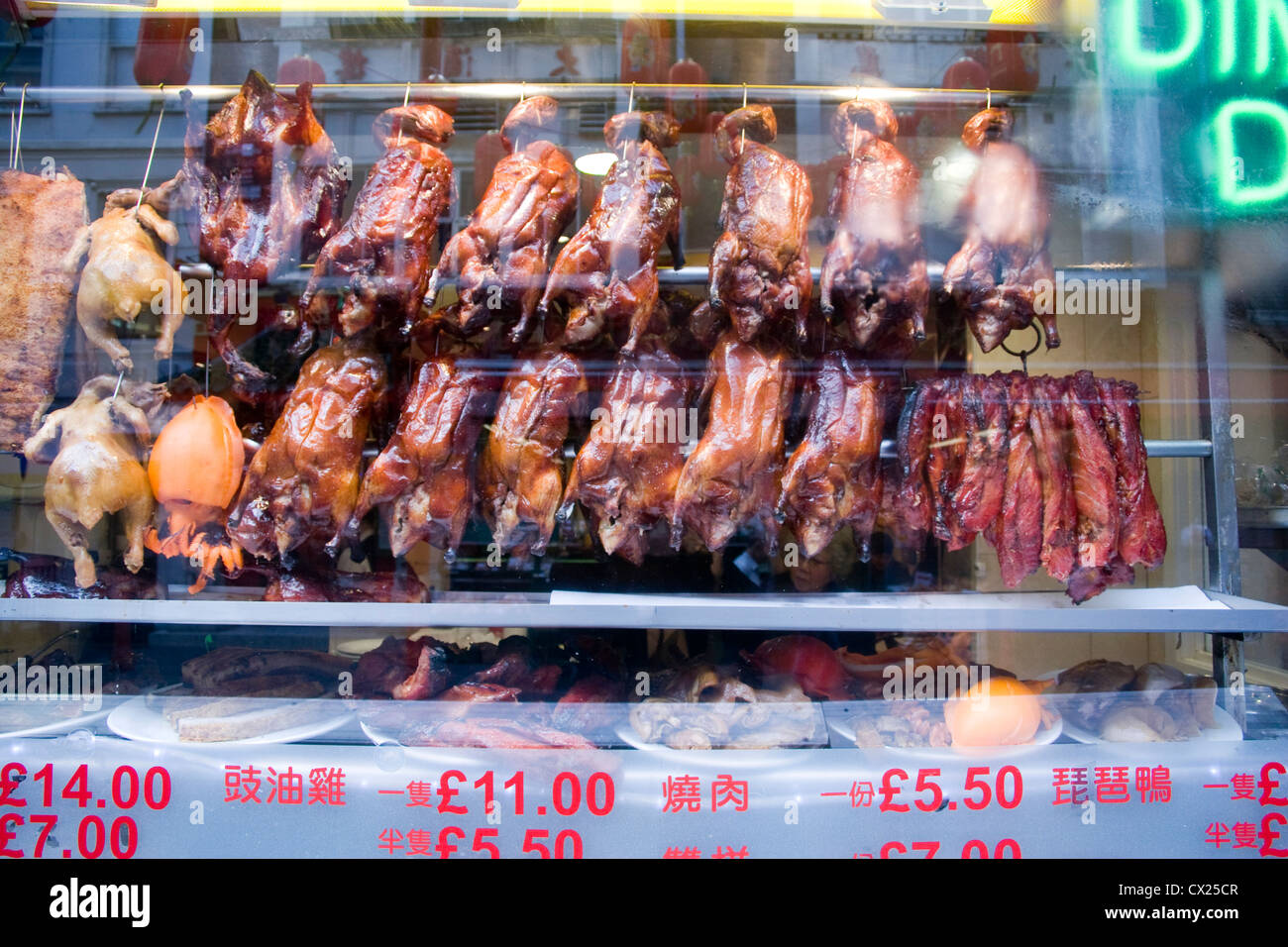 Enten hängen im Fenster des Shops in China Town London, Januar 2009 Stockfoto