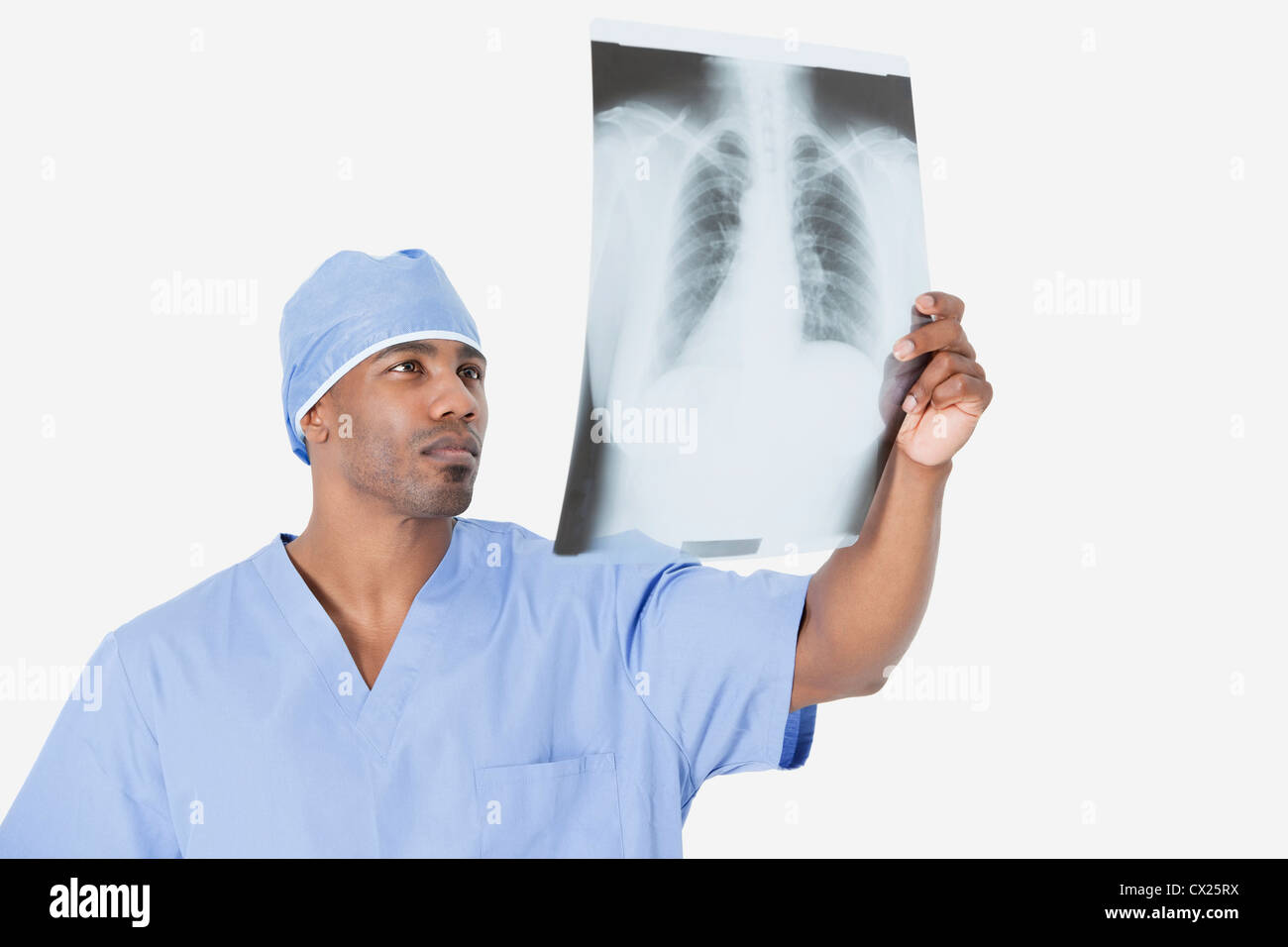 Männliche Chirurgen Röntgen-Bericht über grauen Hintergrund wird analysiert Stockfoto