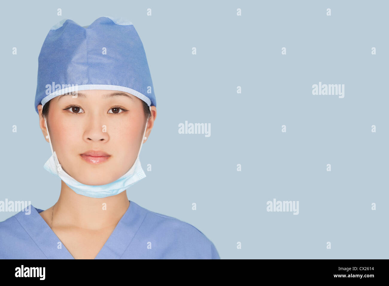 Close-up Portrait von weiblichen Chirurgen über hellblauen Hintergrund Stockfoto