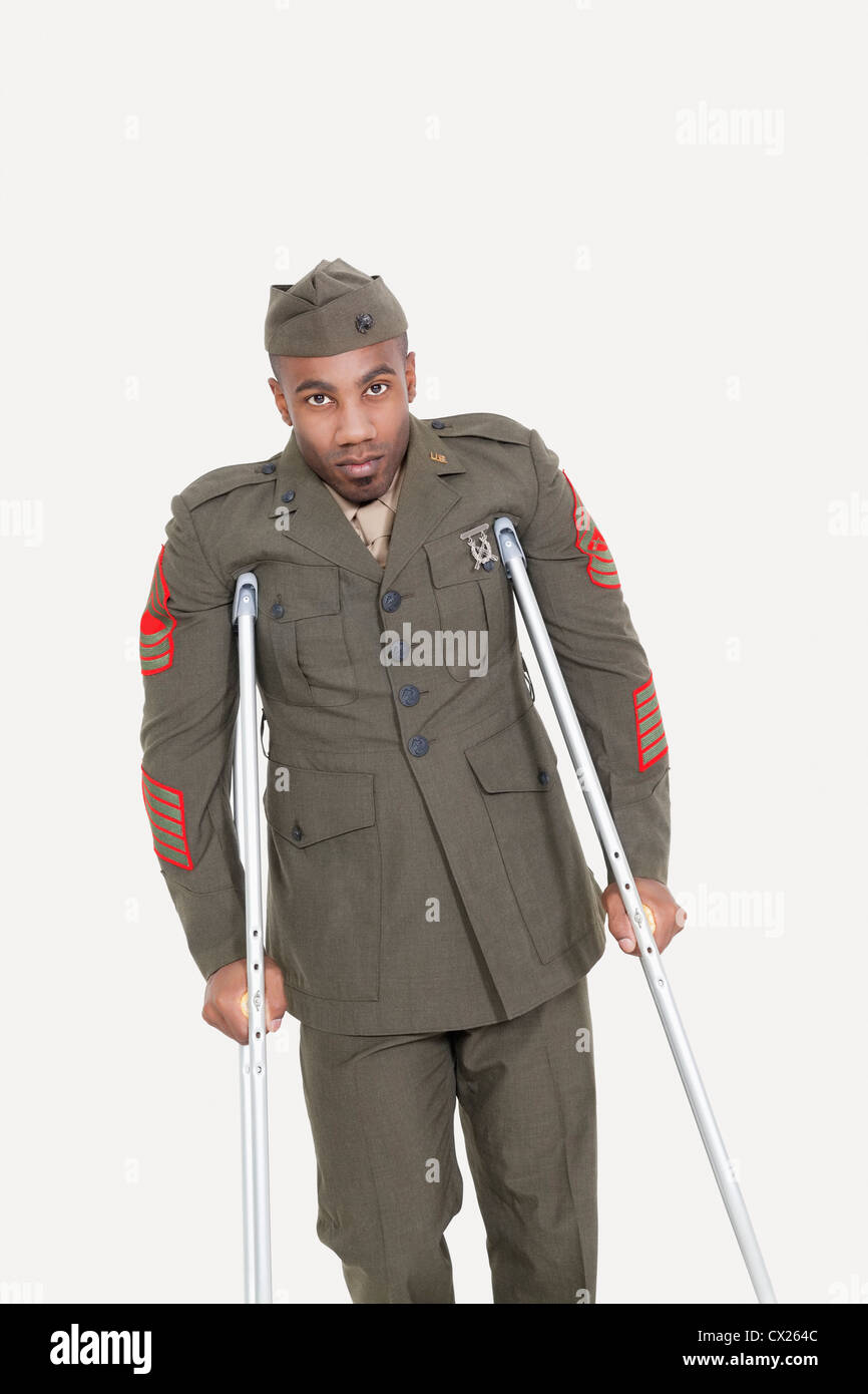 Porträt eines militärischen Offiziers der Afro-Amerikaner uns mit Krücken auf grauem Hintergrund Stockfoto
