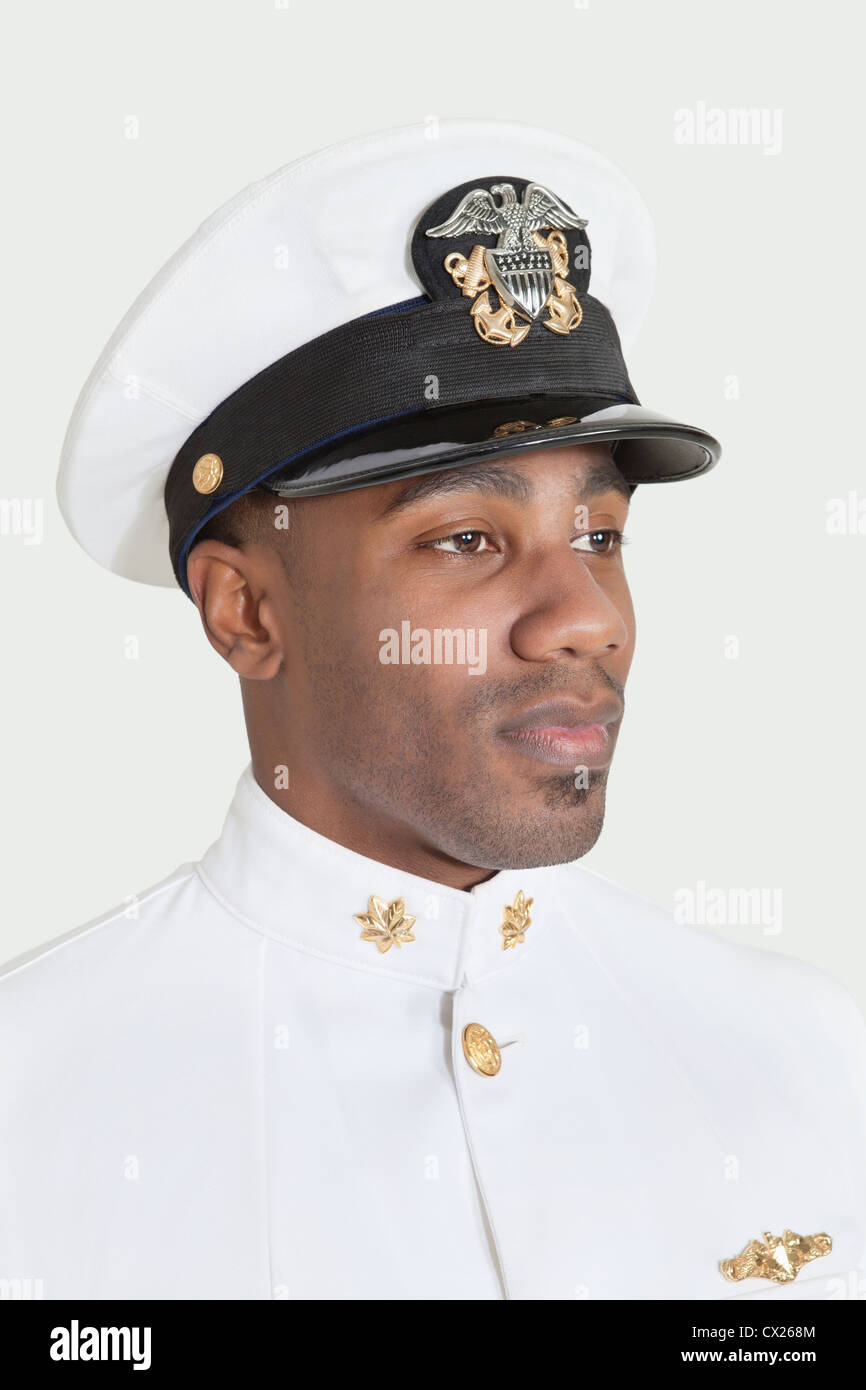 Young African American US Navy-Offizier über grauen Hintergrund Stockfoto